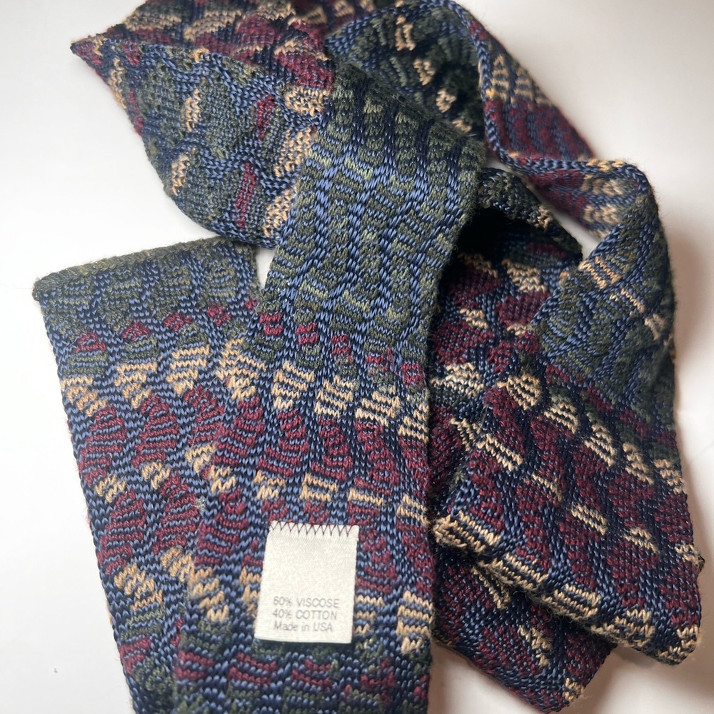 Beautiful Vintage IZOD knitted tie